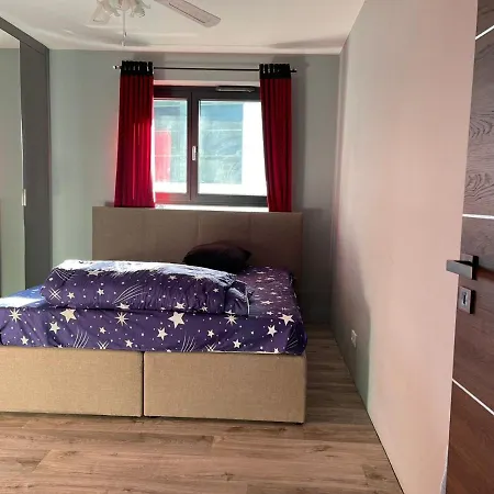 A Large Luxurious Private Room, In A Shared Apartment-close To The Centre *