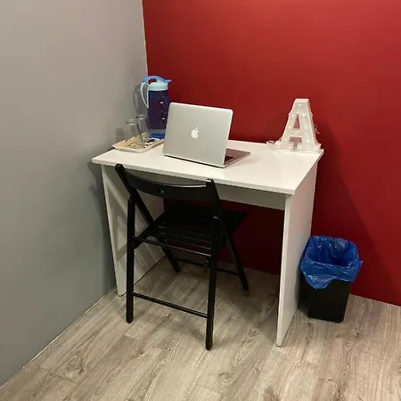 Alloggio in famiglia A Large Luxurious Private Room, In A Shared Apartment-close To The Centre