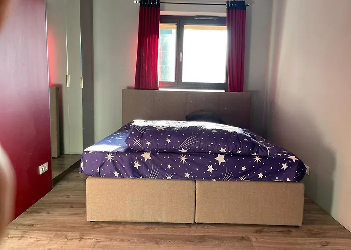 A Large Luxurious Private Room, In A Shared Apartment-close To The Centre *