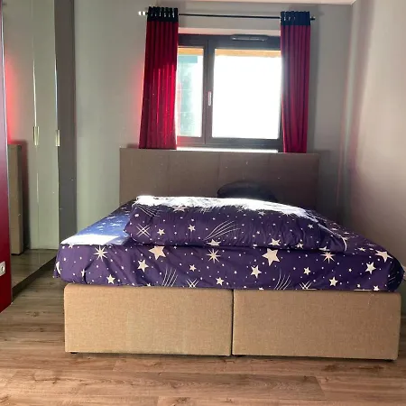 A Large Luxurious Private Room, In A Shared Apartment-close To The Centre *